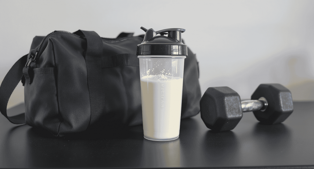 shaker transparent rempli de whey protéine