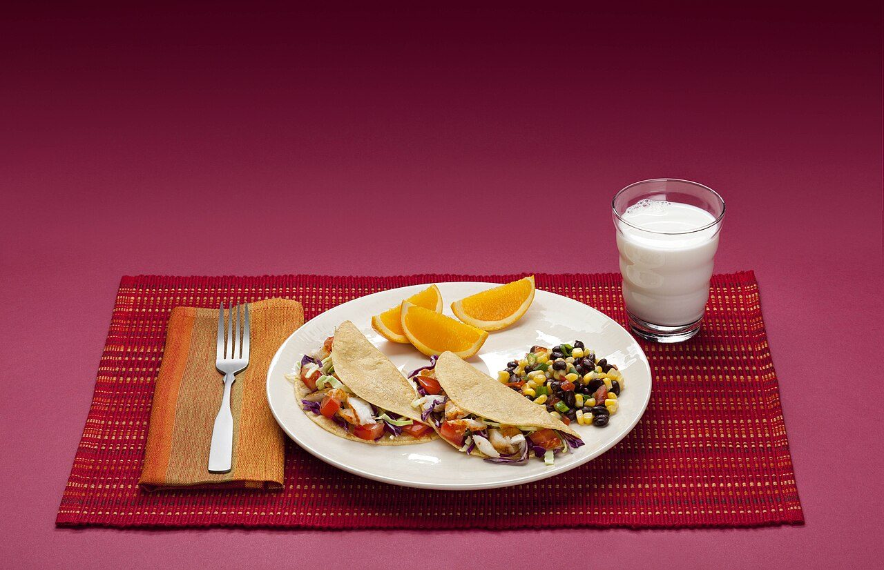 Pourquoi les régimes ne marchent que quelques semaines (et ce que valent protéines, jeûne et applis) Repas équilibré : tacos au poisson, salade de haricots, orange et verre de lait